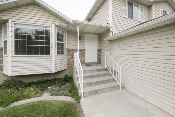 Cost of White Vinyl Siding Replacement in Allentown
